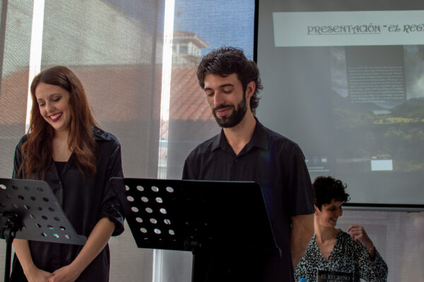 Actores representando "El regreso de las lluvias"