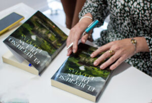 Firma del libro "El regreso de las lluvias" por Beatriz Álvarez